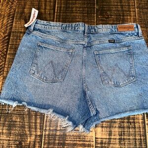 Wrangler size 14/32 NWT Vintage Midrise Shorts